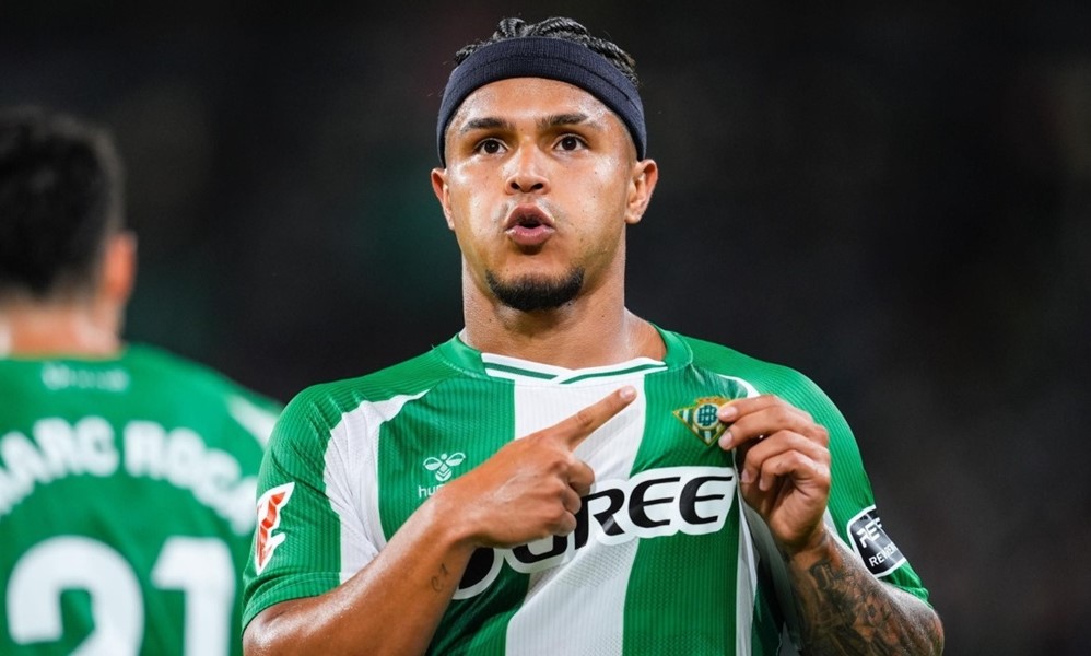 Man Utd launch £26m proposal to sign South American star with 8-G/A this season - report